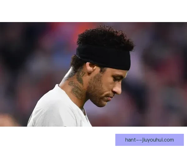 巴黎球迷在内马尔家门外抗议要求其尽快离队引发关注